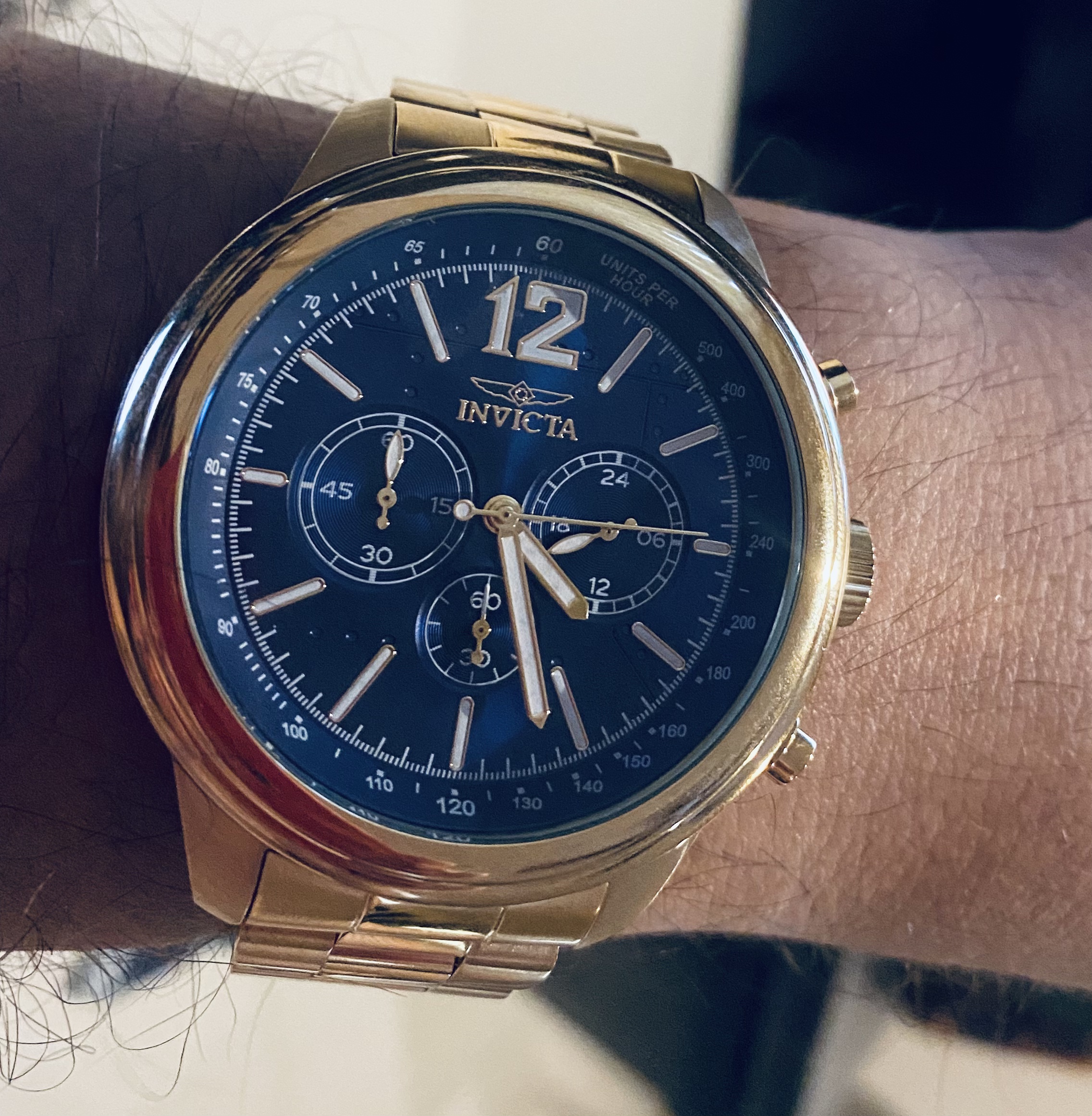 Mächtige Uhr mit Präsenz