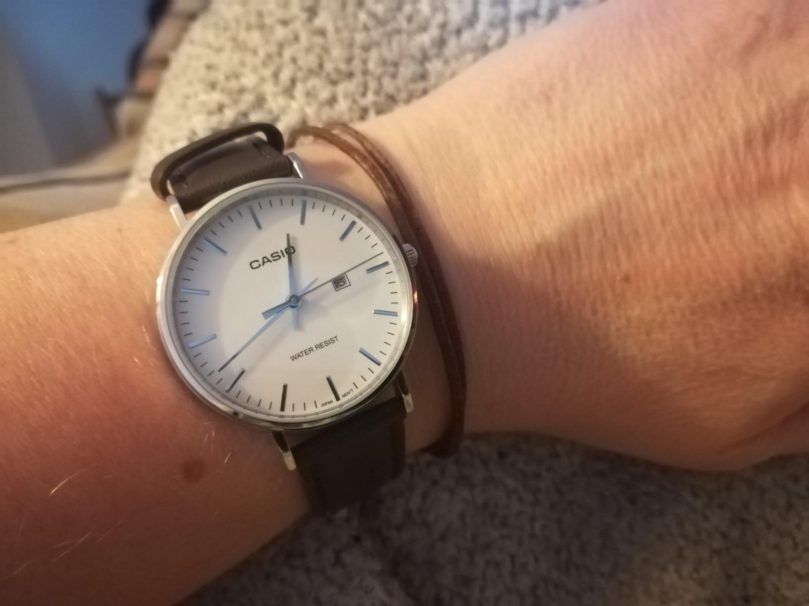 Zeitlose Uhr mit tollem Lederband