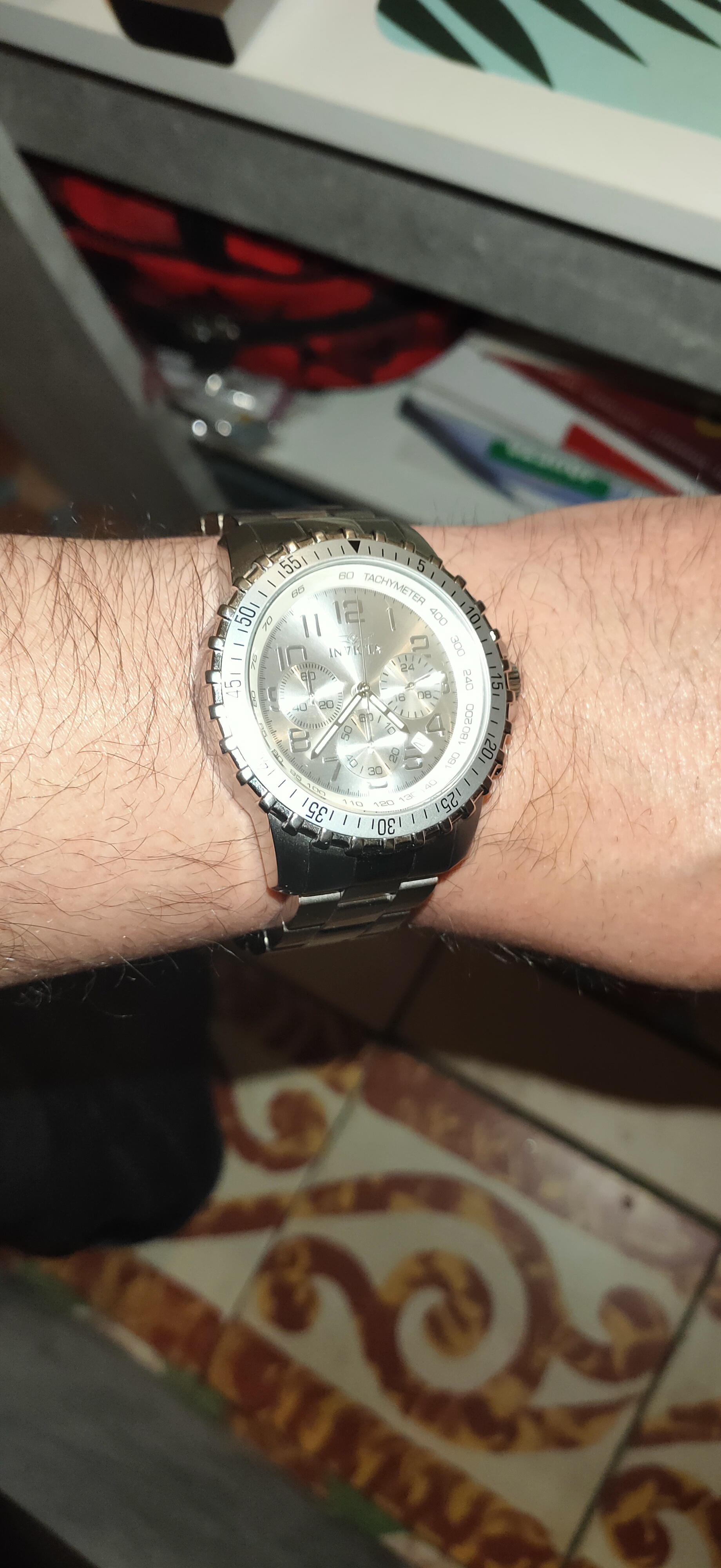 Gute Uhr mit kleinen Abstrichen