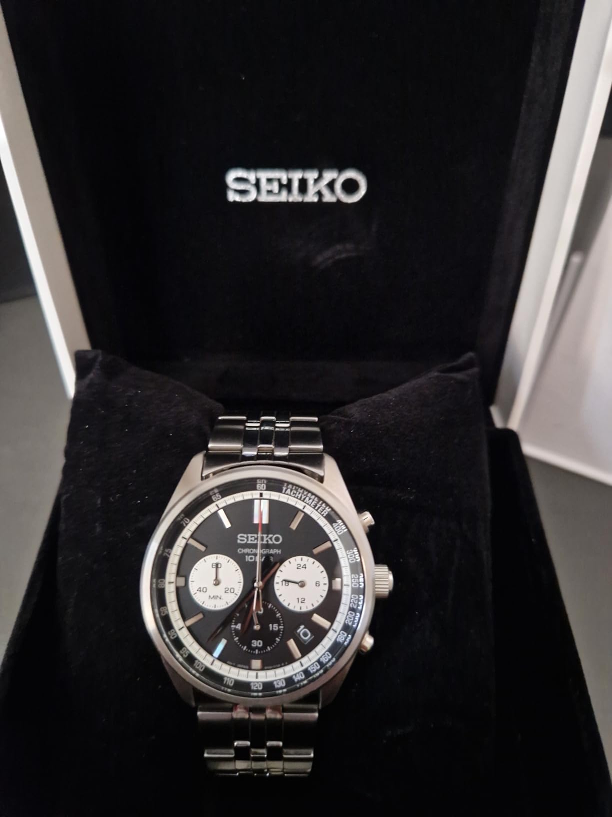 Schöne Uhr zum Anzug