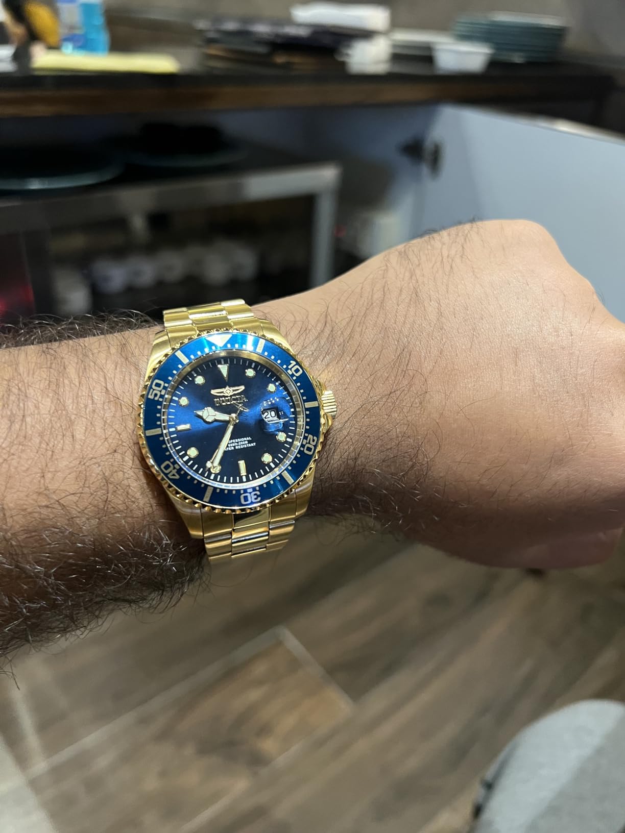 Schöne Uhr für den Preis